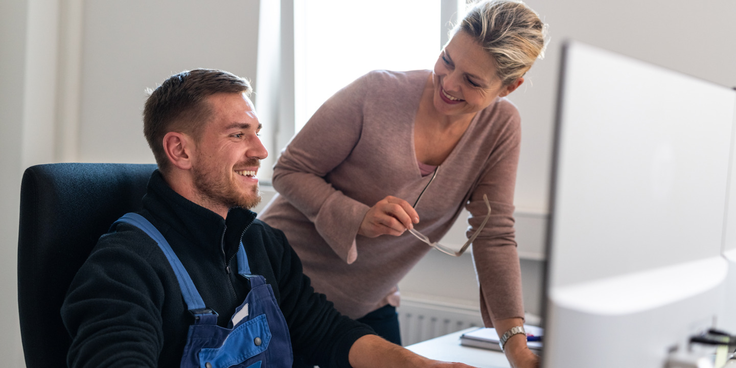 Beraterin überprüft beim Gesundheitstag Ergonomie am Arbeitsplatz 