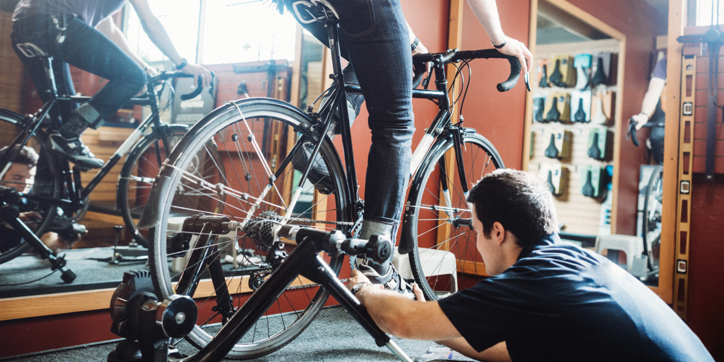 Fahrrad wird in Werkstatt repariert