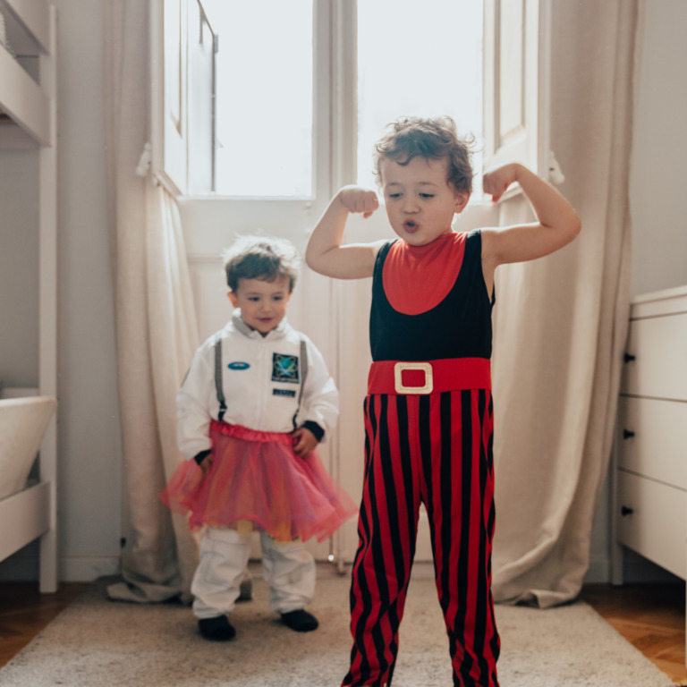 als Zirkusartisten verkleidete Jungen