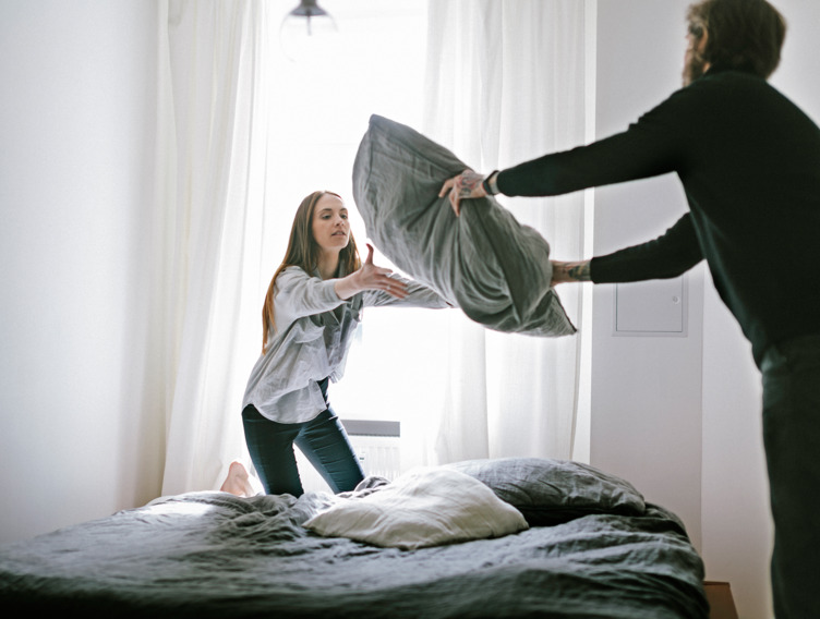 Pärchen bezieht das Bett neu