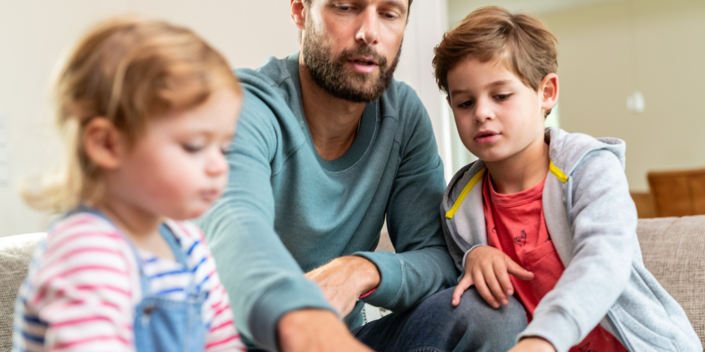 Vater spielt mit seinen beiden Kindern