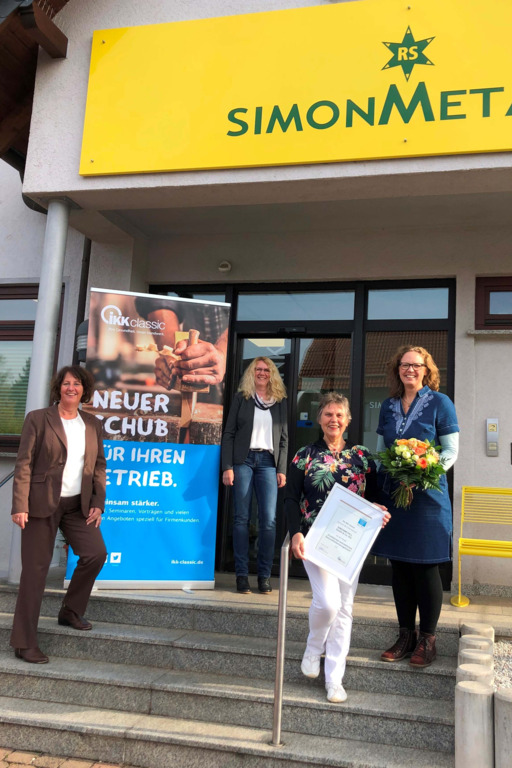 Gruppenbild vor dem Gebäude der Firma Simon Metall