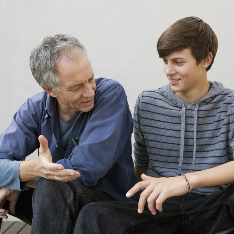 Vater spricht mit seinem Sohn