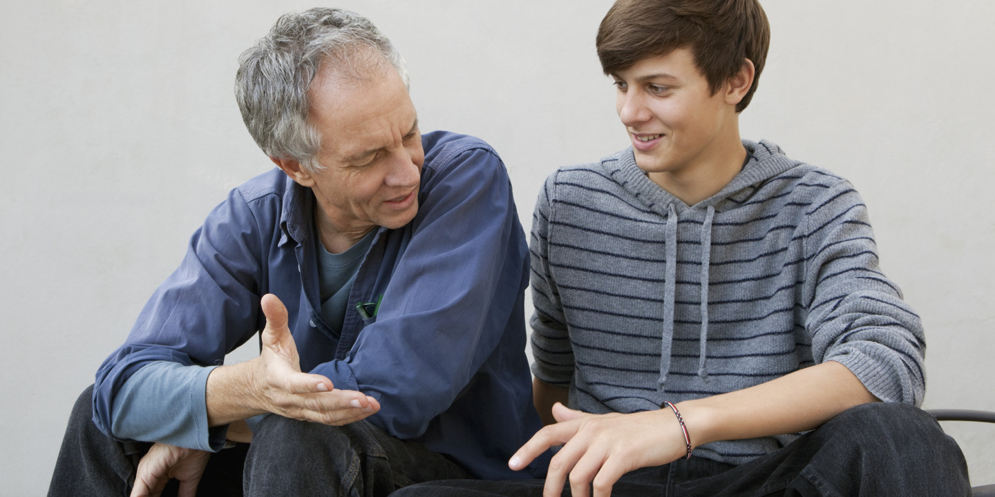 Vater spricht mit seinem Sohn