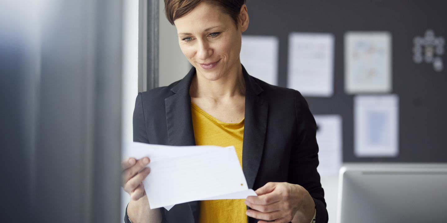 Frau liest Arbeitszeugnis