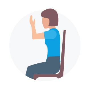 Frau sitzt auf einem Stuhl und winkelt die Arme nach oben an