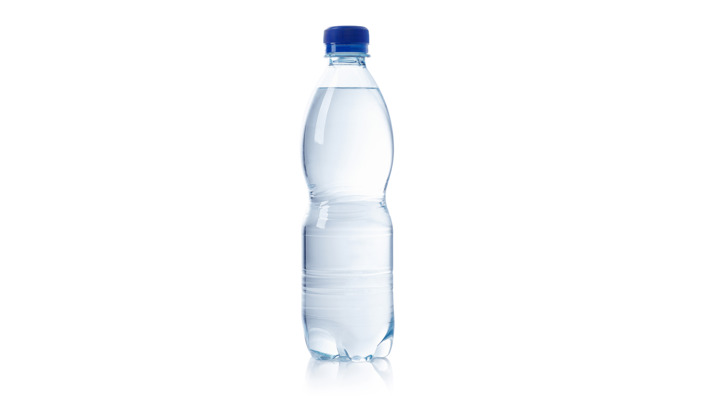 gefüllte Wasserflasche ohne Etikett