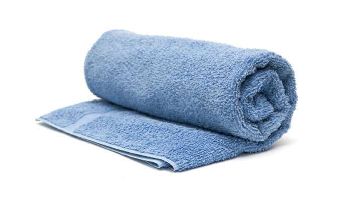 Gerolltes blaues Handtuch 