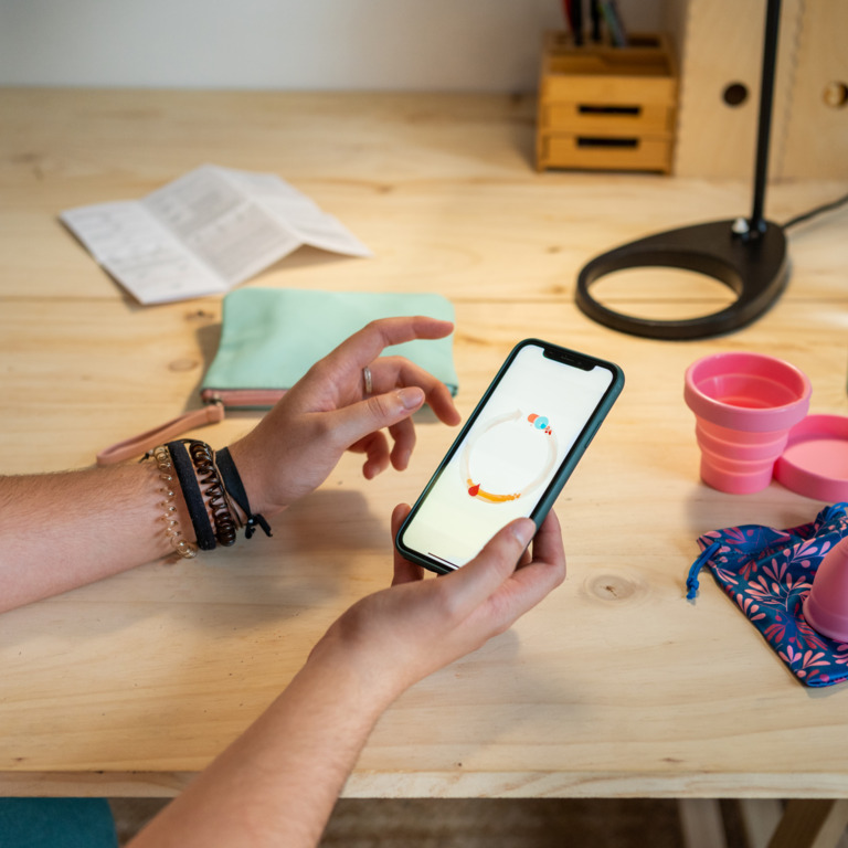 Frau bedient Zyklus App am Handy