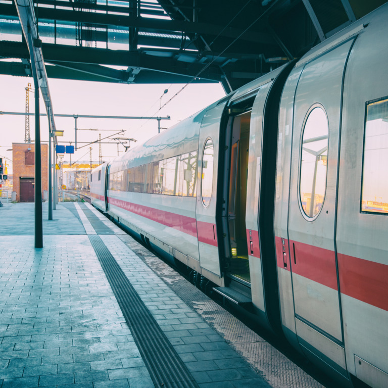 Zug steht im Bahnhof mit geöffneter Tür