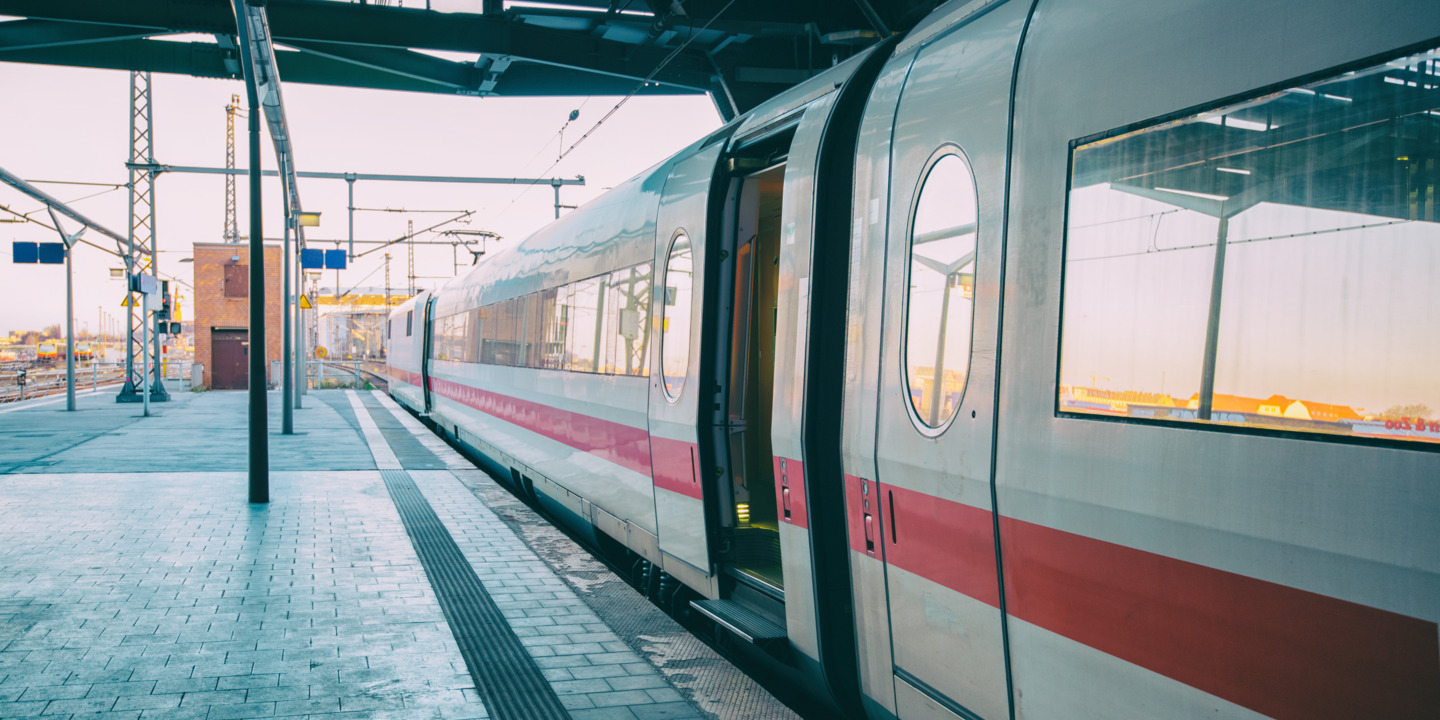 Zug steht im Bahnhof mit geöffneter Tür