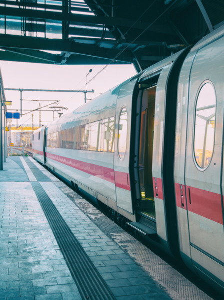 Zug steht im Bahnhof mit geöffneter Tür