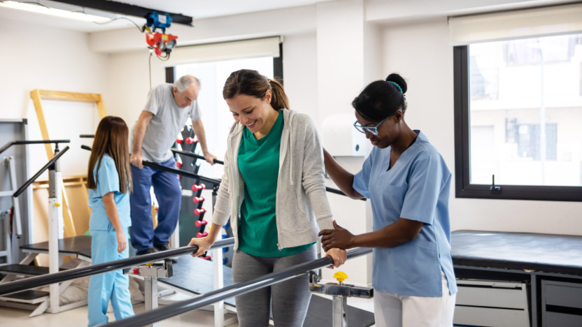 Frau in Reha beim Gehtraining