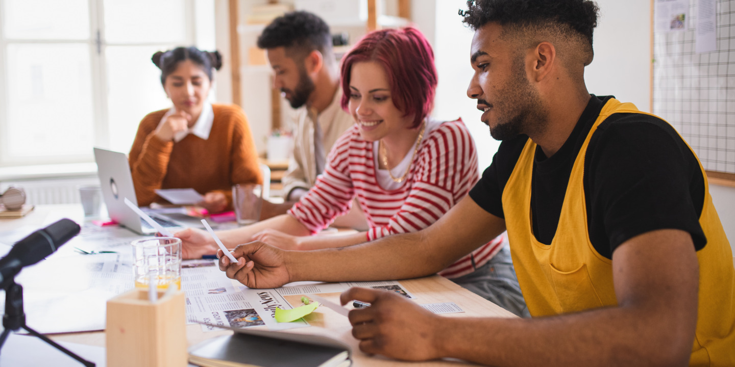 Gruppe Heranwachsender am Schreibtisch bei der Gruppenarbeit