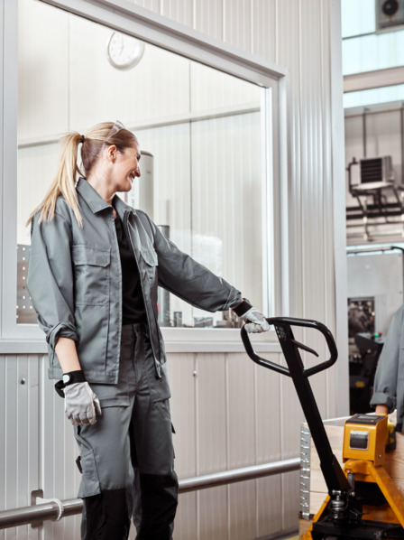Zwei Frauen arbeiten zusammen in Lagerhalle.