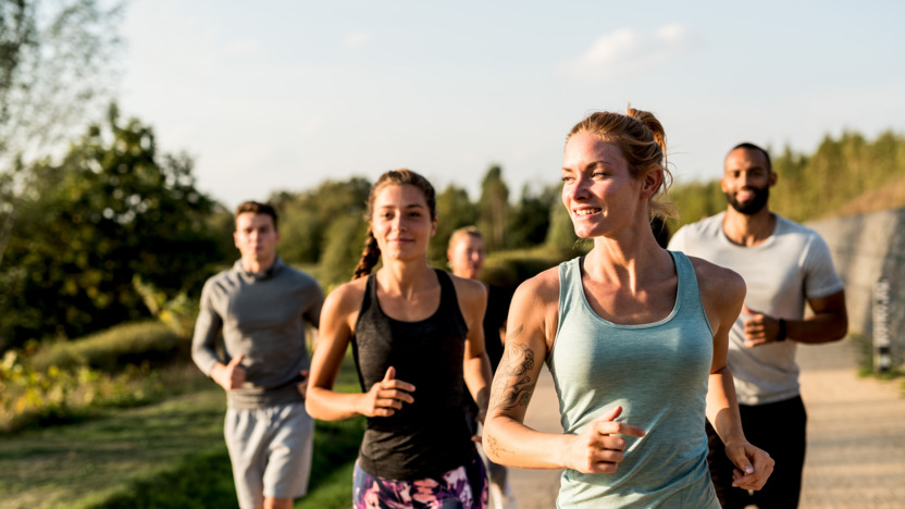 Gruppe junger Personen, die gemeinsam joggen.
