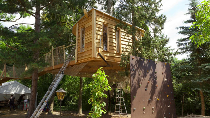 Baumhaus mit verschiedenen Zugängen über Leiter, Seil oder Kletterwand