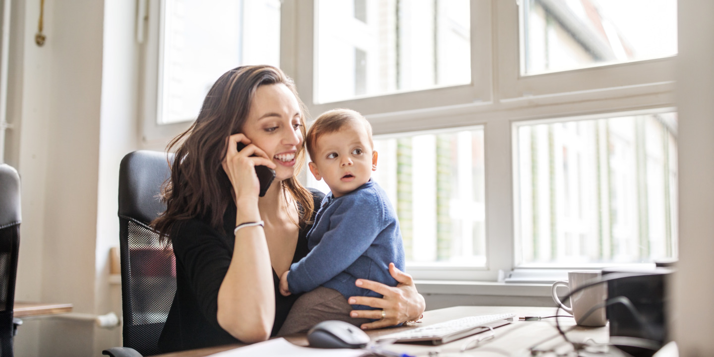 Mutter mit Baby beim Arbeiten