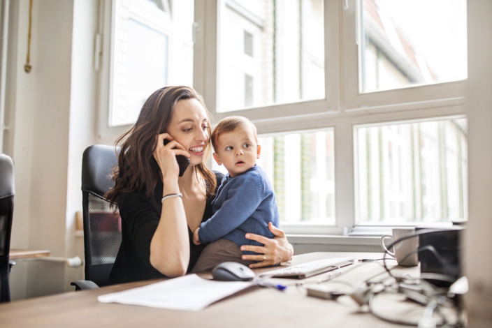 Mutter mit Baby beim Arbeiten