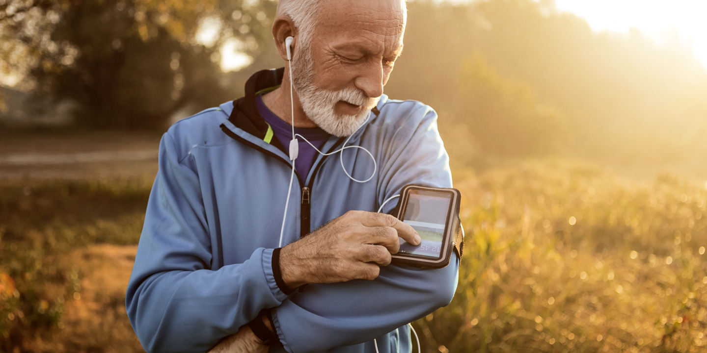 Älterer Herr nutzt Herz-Apps beim Cardio-Training