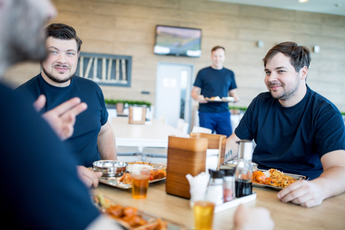 Kollegen essen zusammen in der Kantine