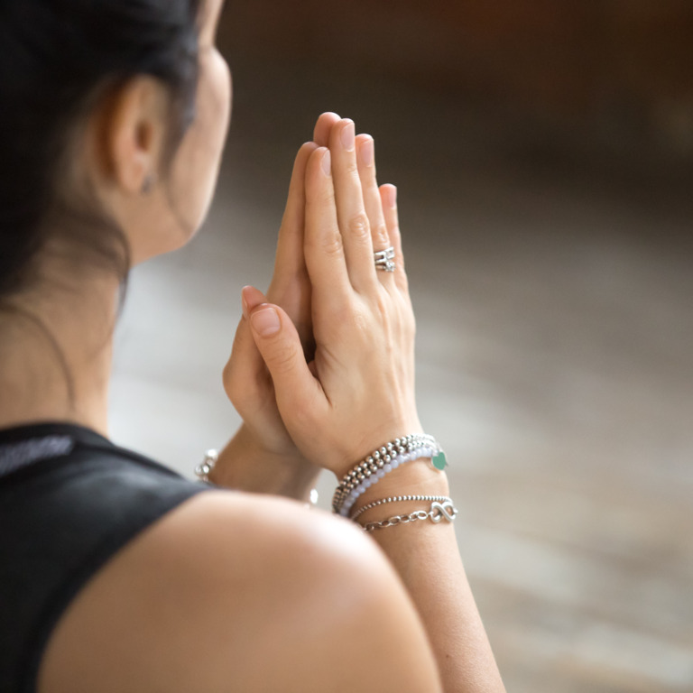 Frau bei einer Yoga-Übung