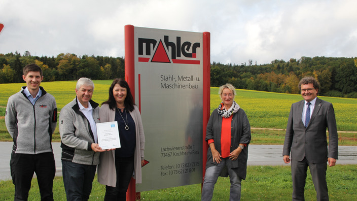 IKK classic überreicht Urkunde an Metallbau Mahler