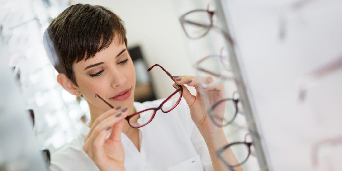 Frau probiert Brille in Brillenfachgeschäft. 