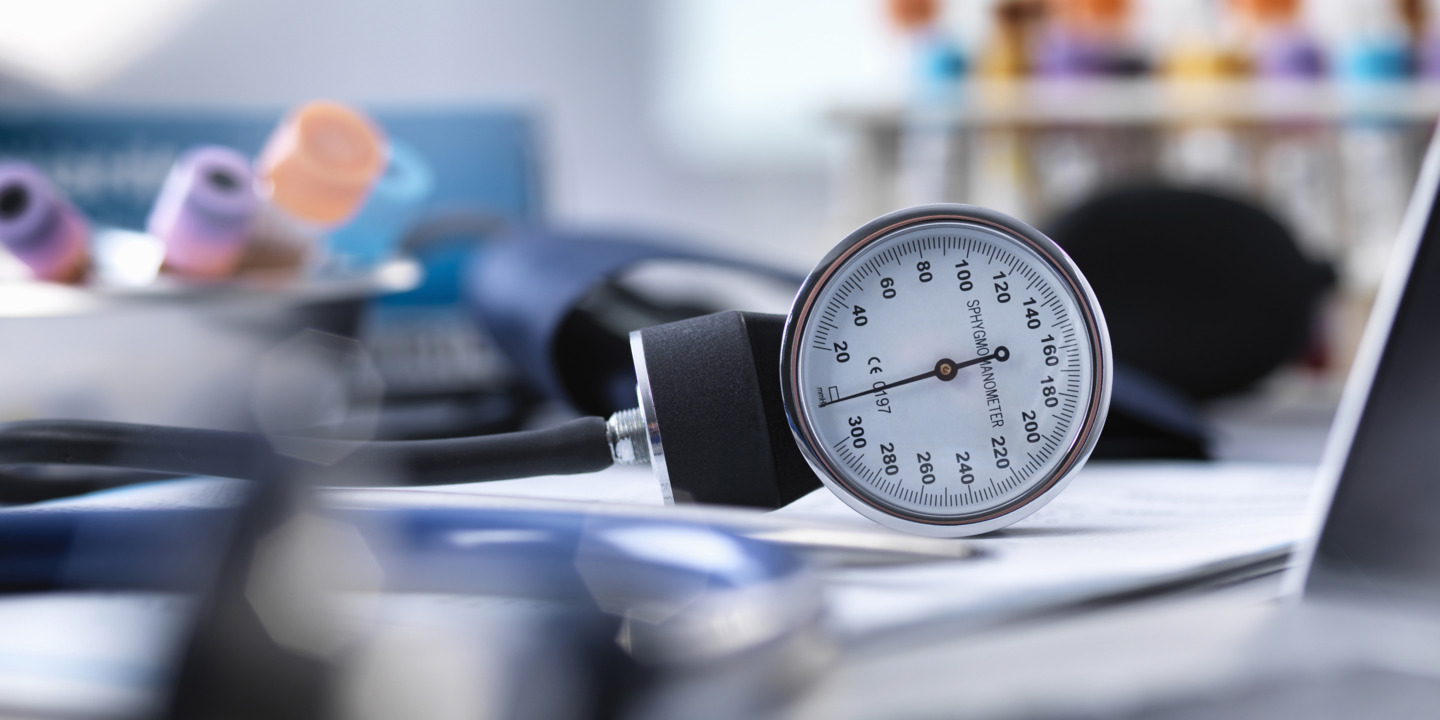 Blutdruckmessgerät liegt auf dem Schreibtisch eines Arztes