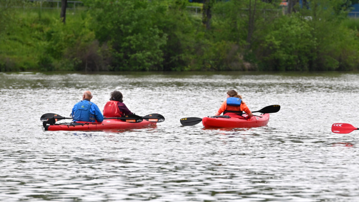 Gruppe Kanufahrer auf einem Fluss