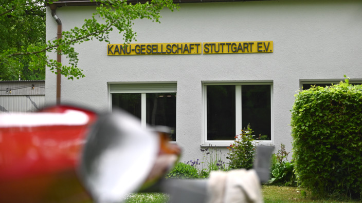 Vereinshaus mit Schriftzug der Kanu-Gesellschaft Stuttgart E.V.