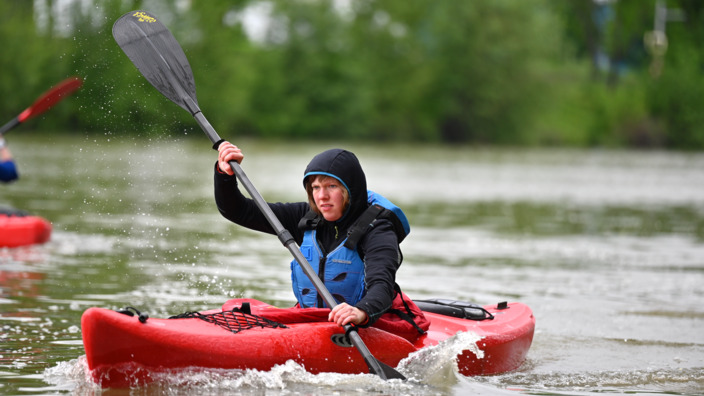 Kanufahrerin auf einem Fluss