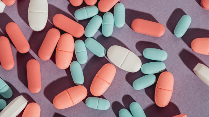 Tabletten in verschiedenen Größen, Farben und Formen