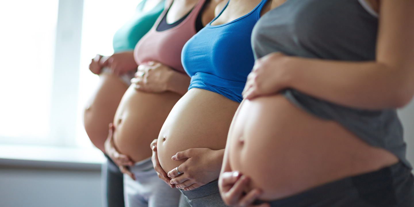 Gruppe schwangerer Frauen zeigt ihre Bäuche