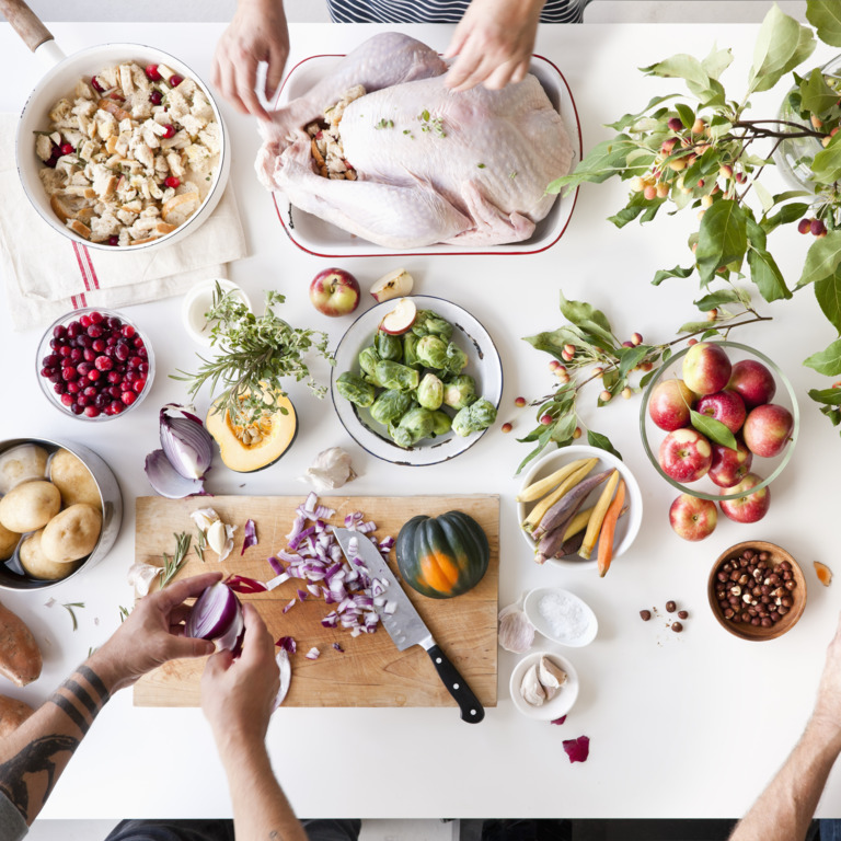 Freunde bereiten gemeinsam ein Erntedank-Essen zu