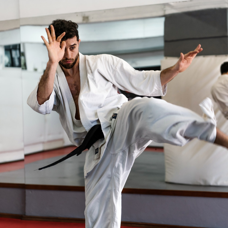 Mann trainiert Karate
