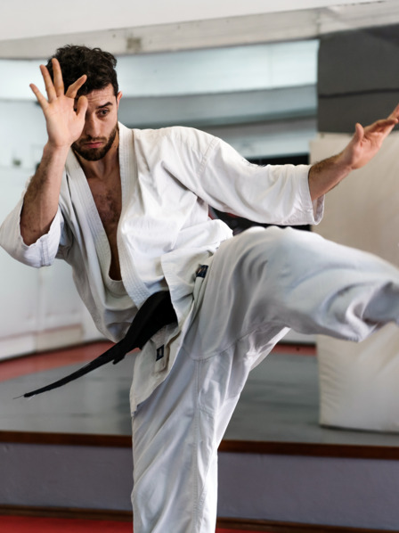 Mann trainiert Karate