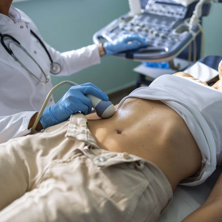Frau bei einer Ultraschalluntersuchung in der Arztpraxis 