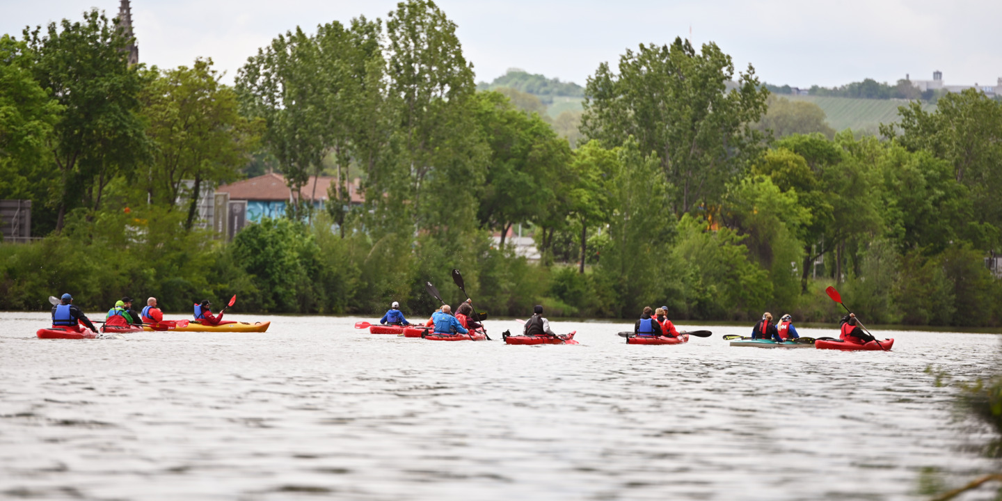 Gruppe von Kanufahrern auf einem Fluss