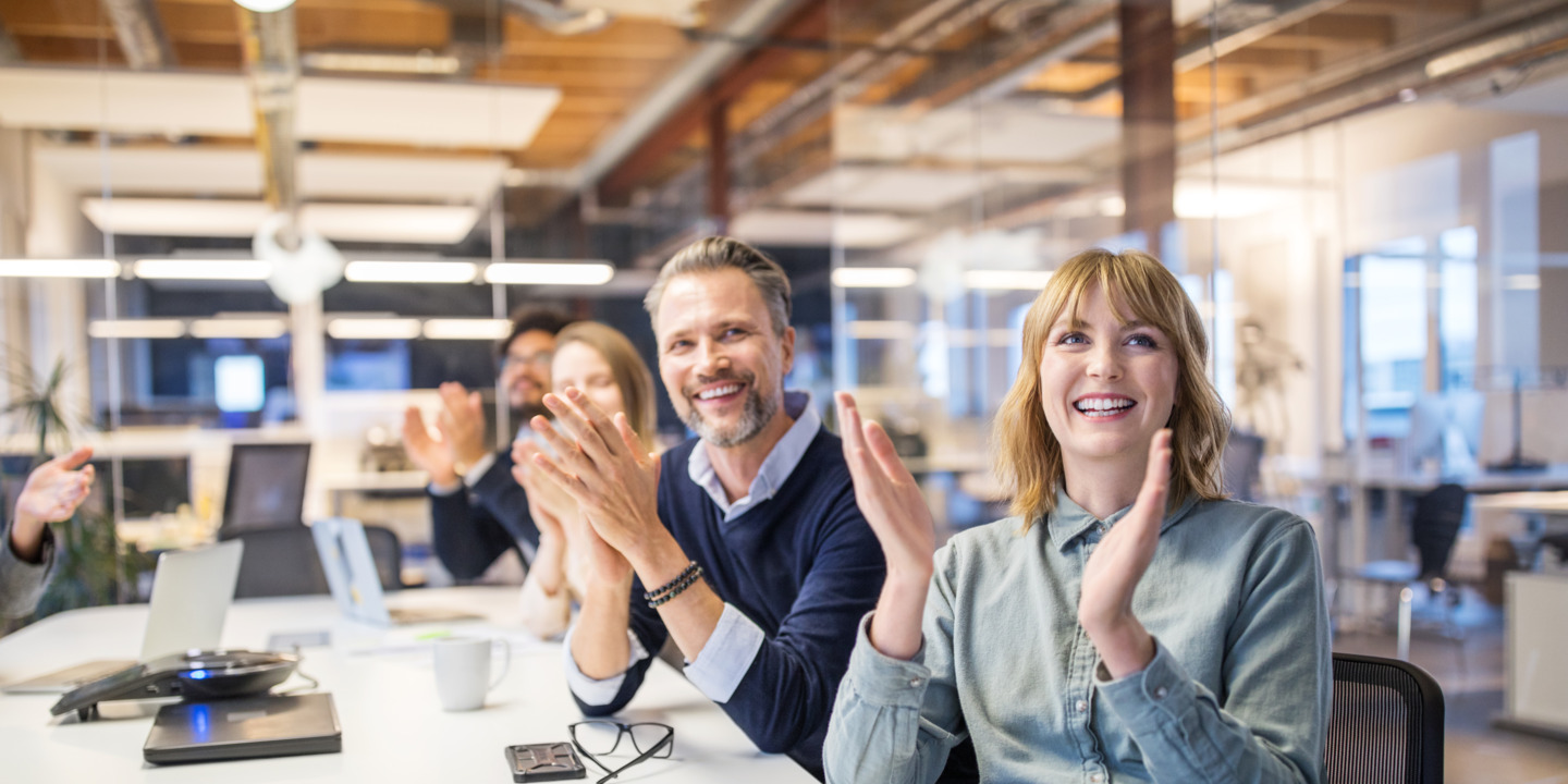 Team applaudiert im meeting