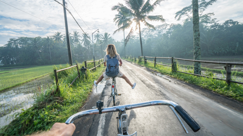 Junge Leute fahren mit dem Fahrrad im Urlaub durch Reisterrassen