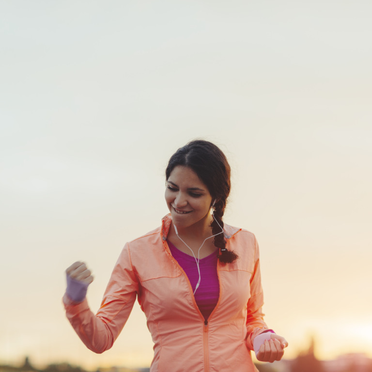 Frau in Sportoutfit jubelt