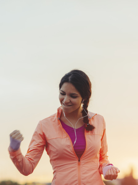 Frau in Sportoutfit jubelt