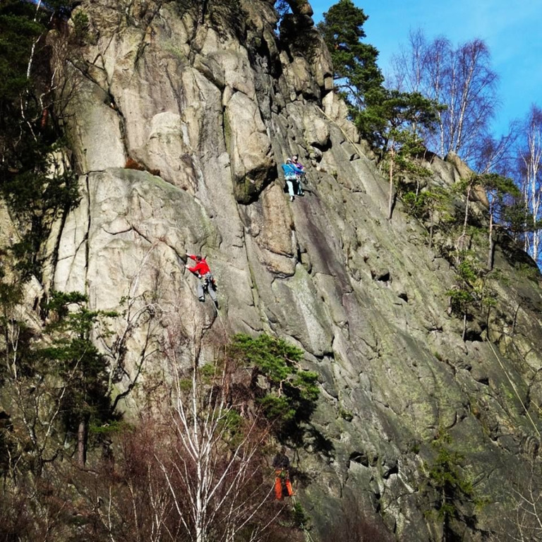 Boulderer klettern eine Steilwand hoch im Okertal