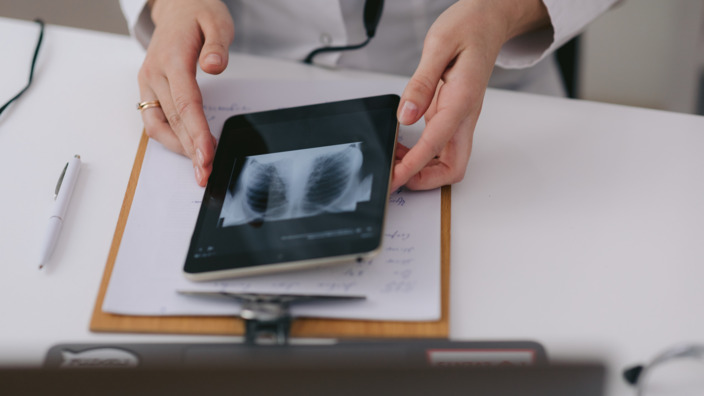 Patient telefoniert mit einem Arzt