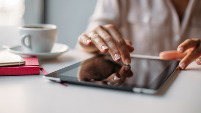 Frau bedient ein Tablet