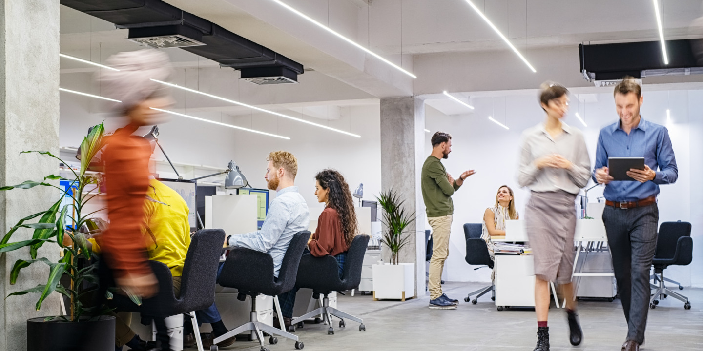 Übersicht aus einem Büro in dem mehrere Arbeitnehmer sind