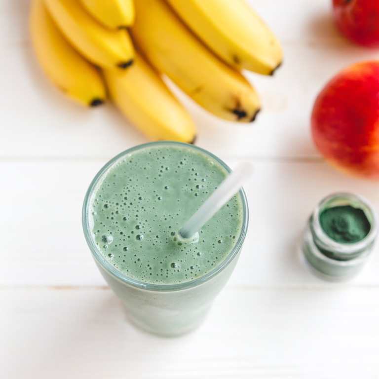 Matcha-Shake im Glas von oben fotografiert