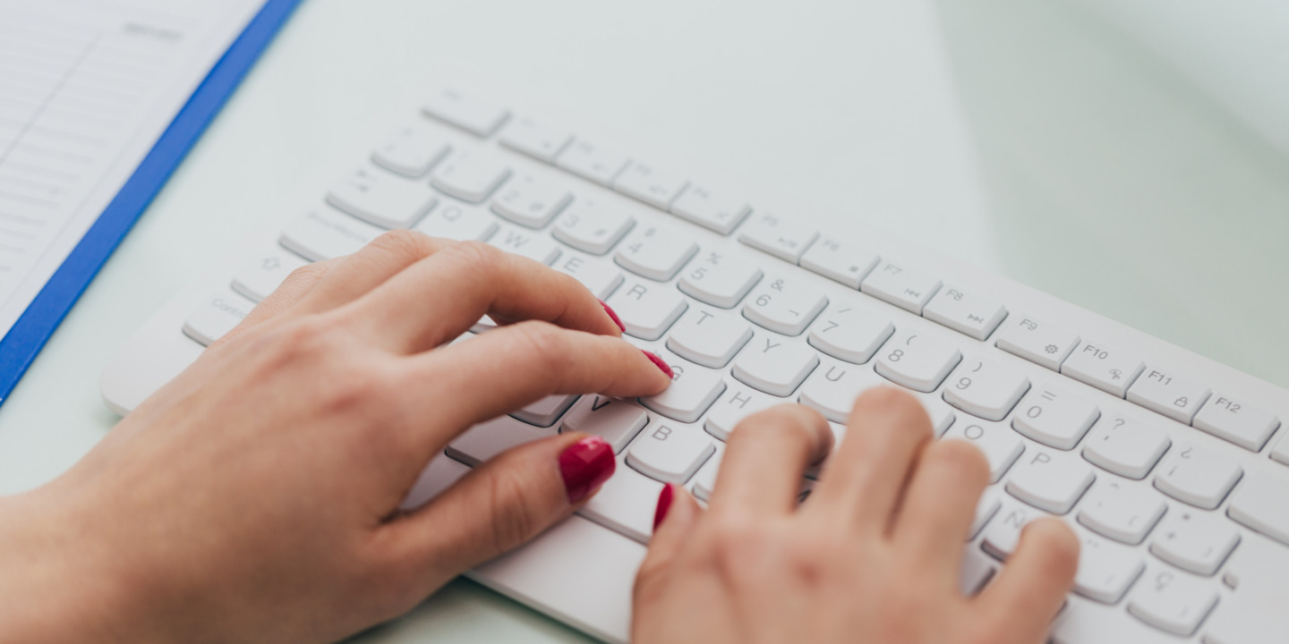 Frau nutzt die Arztsuche auf ihrem Computer