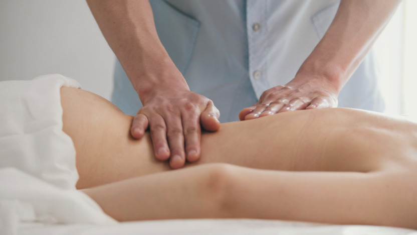 Person erhält eine osteopathische Rückenmassage